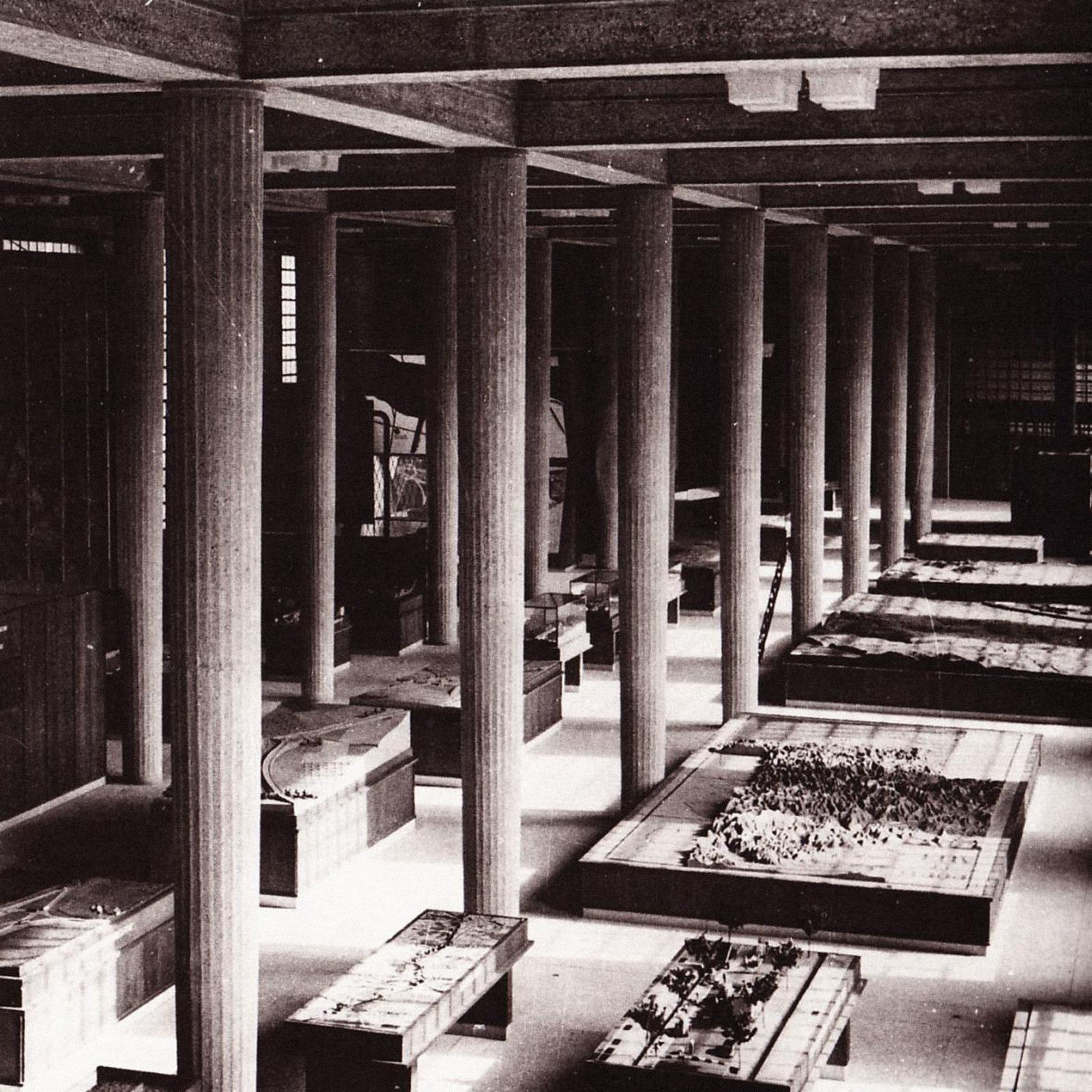 Exposition des maquettes du Havre dans la salle hypostyle du Palais d’Iéna.